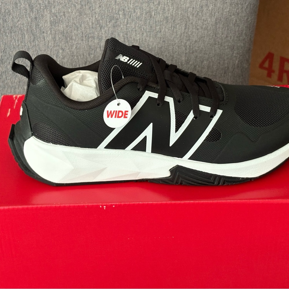 New Balance Boys Black and White Sneakers 6 Wide